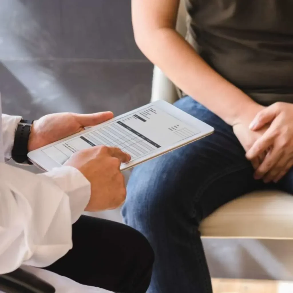 Consulta médica com avaliação individualizada da saúde do paciente